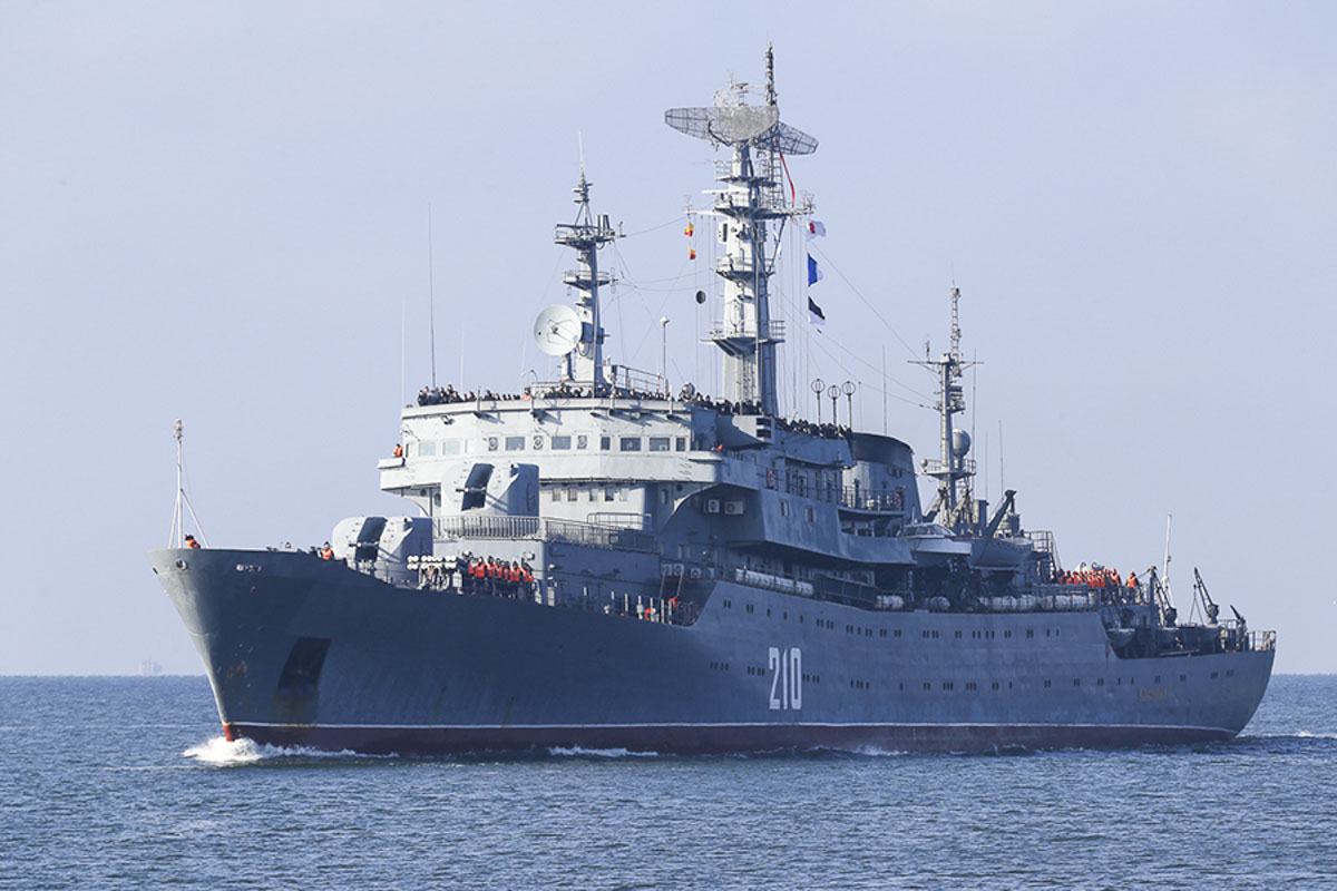 Учебный корабль Балтийского флота «Смольный»