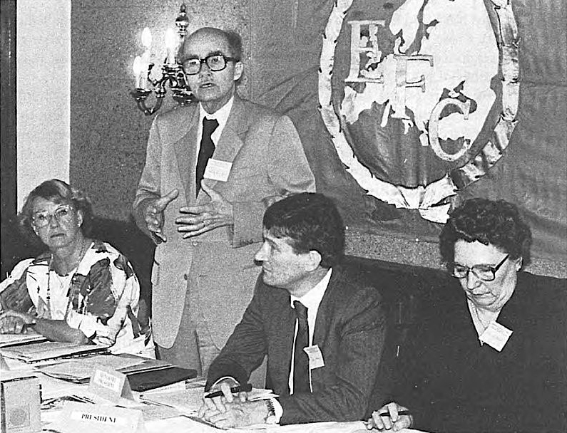 Отто фон Габсбург (стоит) выступает на заседании Европейского совета свободы. Крайняя справа — Слава Стецько