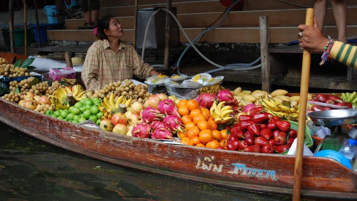 Таиланд. Лодка с продуктами