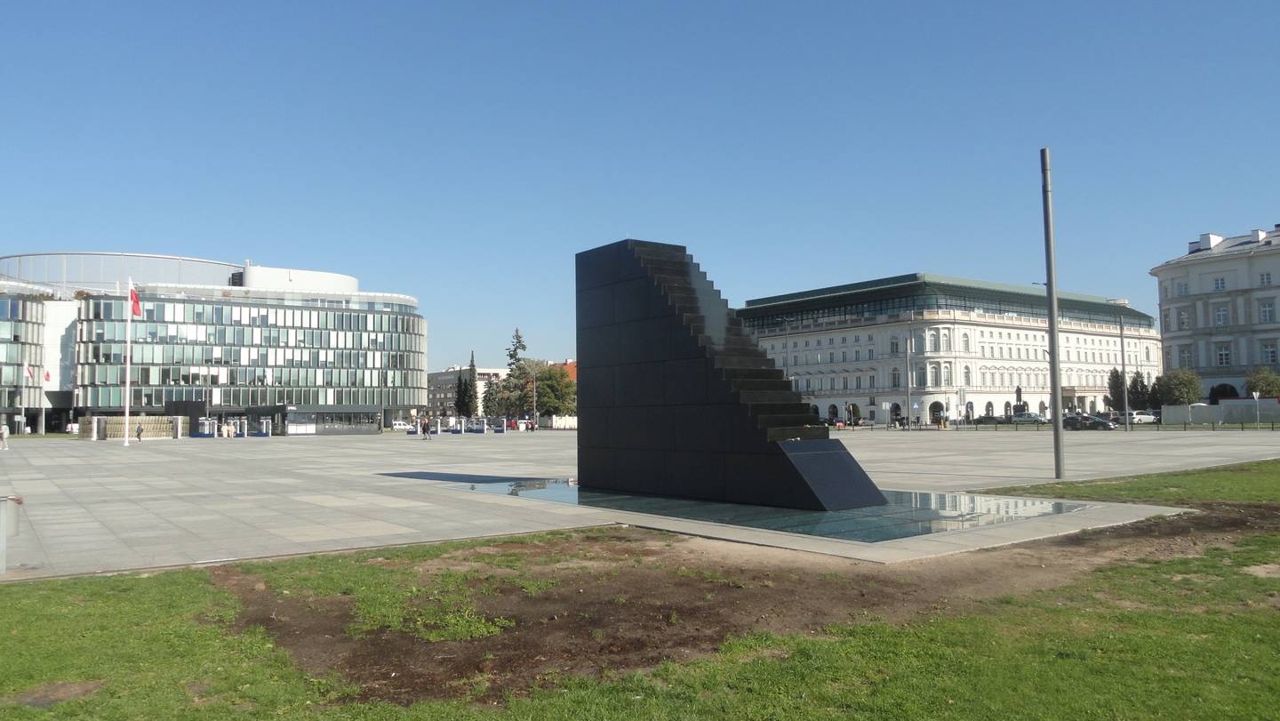Памятник жертвам смоленской авиакатастрофы в Варшаве на площади Пилсудского