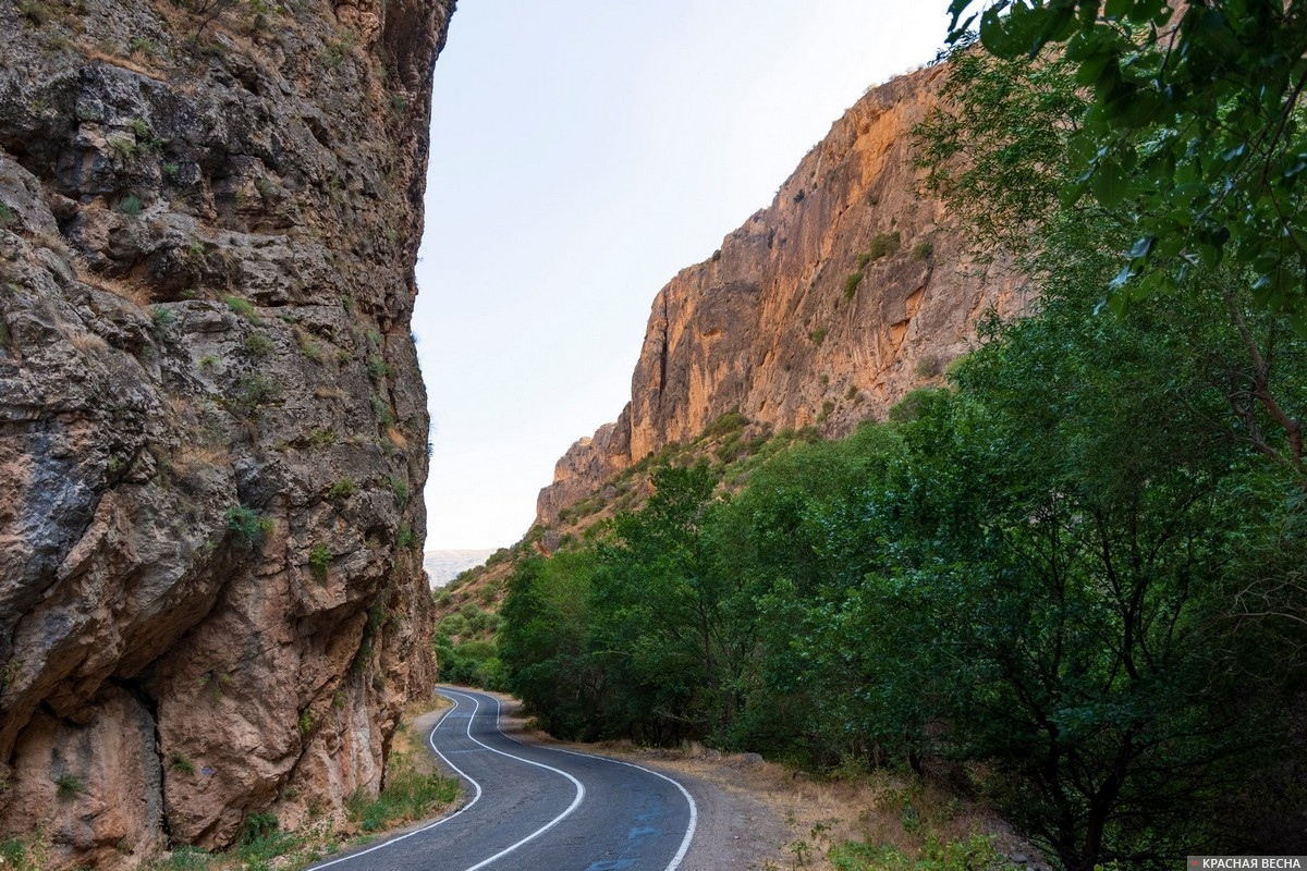 Извилистая дорога в Армении