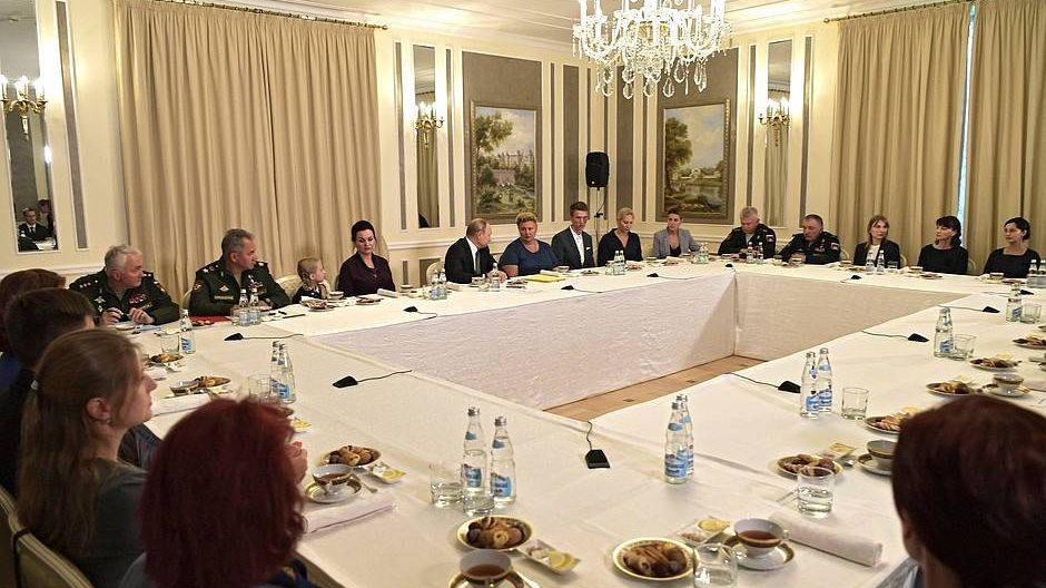Встреча Владимира Путина с членами семей офицеров, погибших на борту глубоководного аппарата в Баренцевом море.