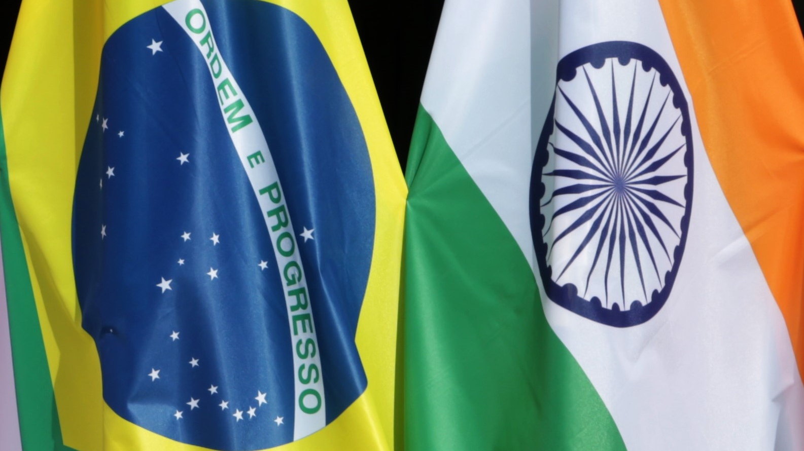 Флаги Индии и Бразилии