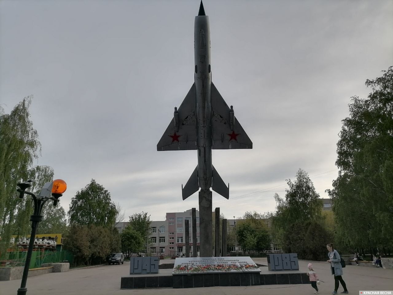 Самолет, устремленный ввысь на площади по ул. Мичуринской в Тамбове.