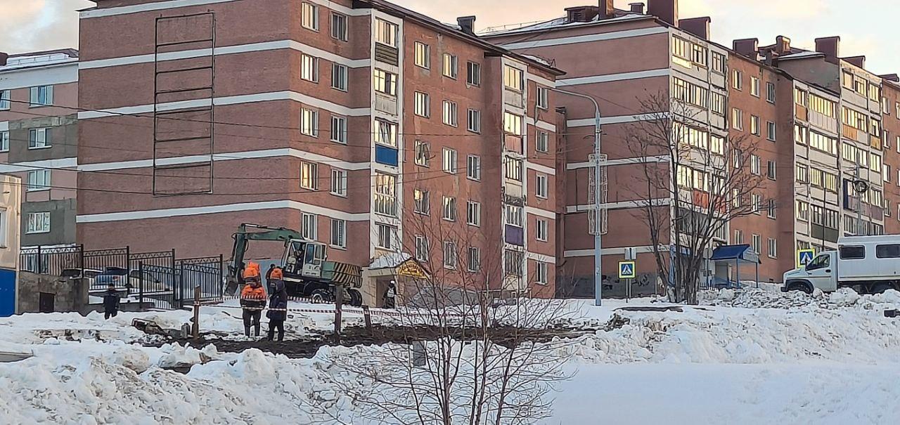 Восстановление теплотрассы на ул. Пионерской в Долинске. 6 декабря 2023 года