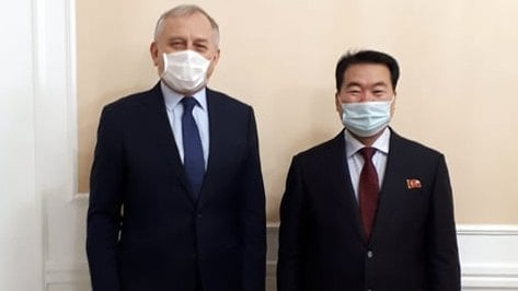 Посол России в Пхеньяне Александр Мацегора и заместитель министра иностранных дел КНДР Им Чхон Иль