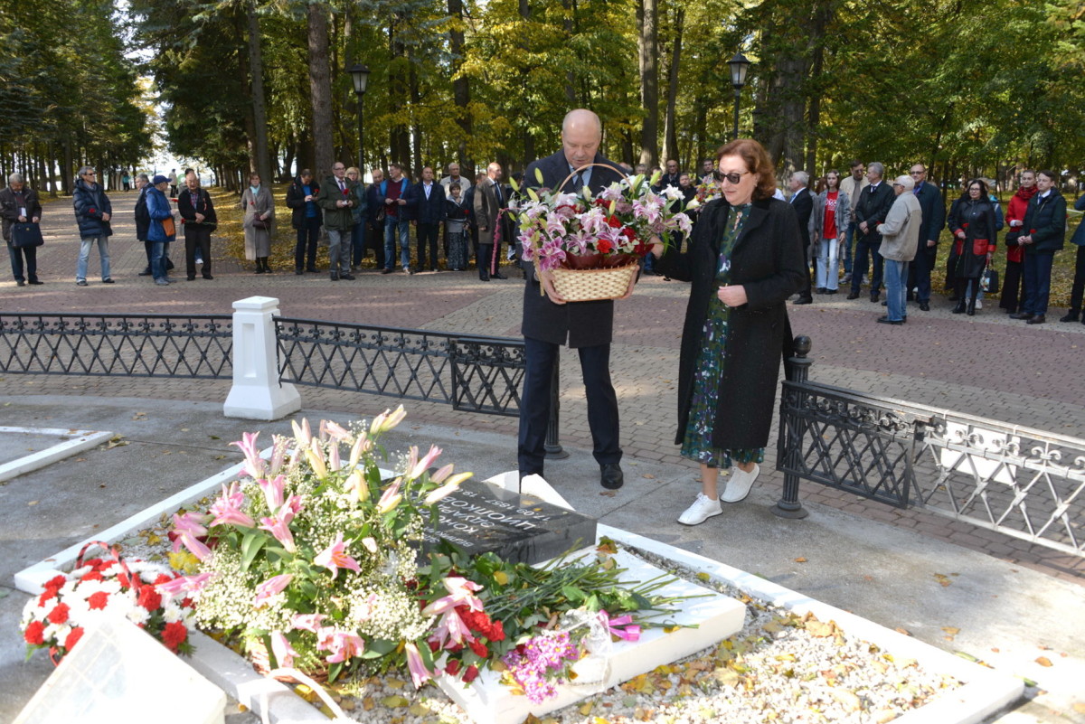 Возложение цветов на могилу К.Э. Циолковского.