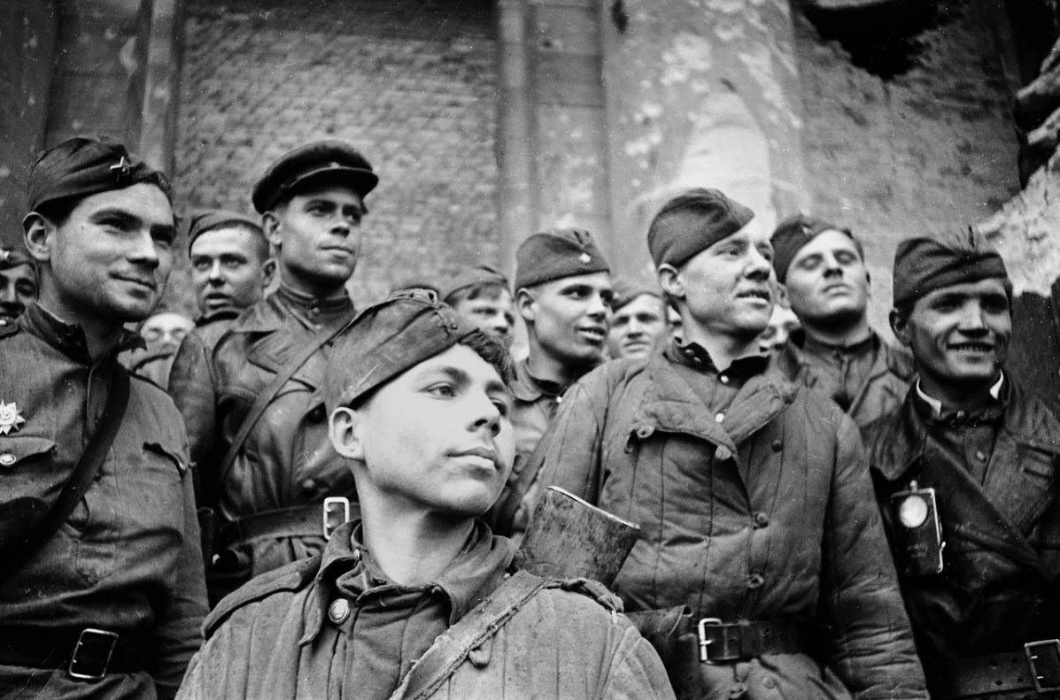 Советские солдаты, штурмовавшие рейхстаг. 1945