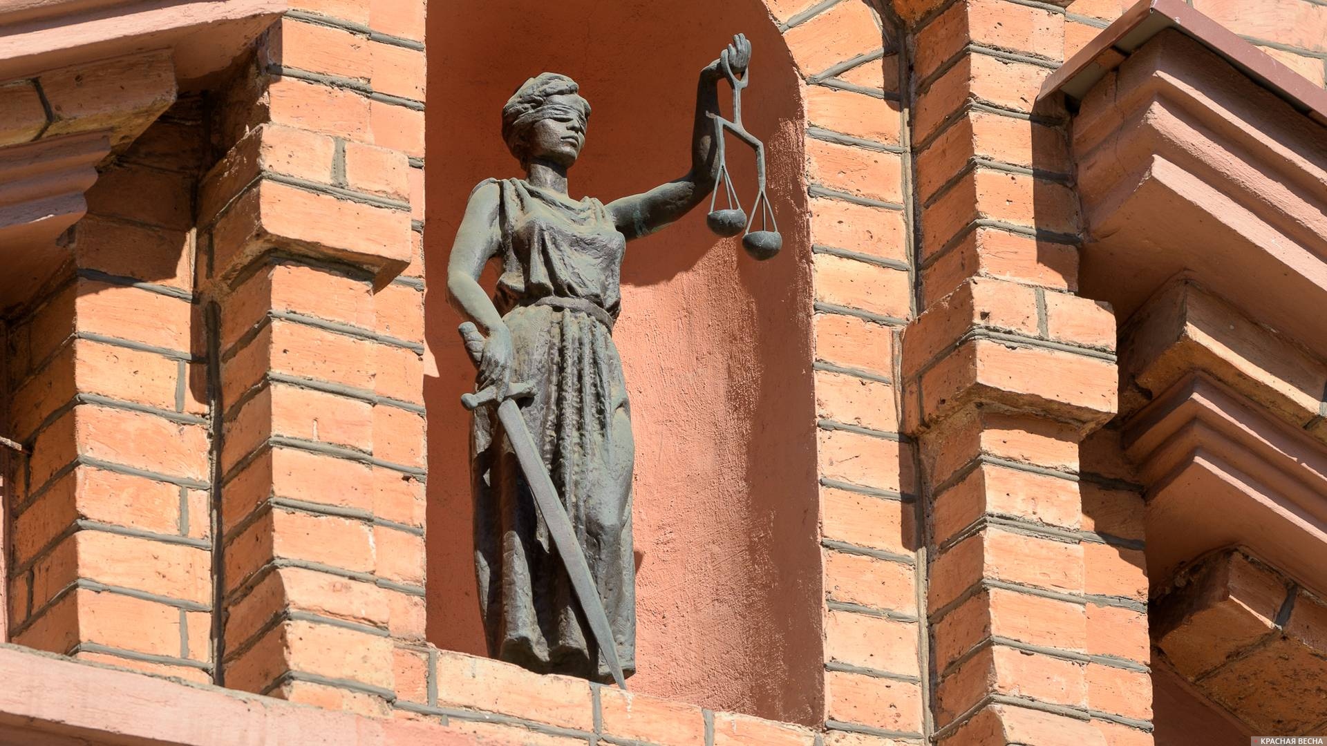 Статуя Фемиды на здании суда ЕАЭС, Минск