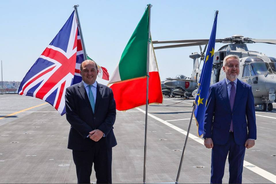 Министр обороны Великобритании Бен Уоллес и глава оборонного ведомства Италии Лоренцо Герини