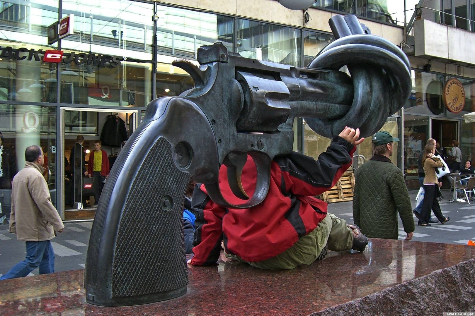 Скульптура «Ненасилие». Стокгольм, Швеция