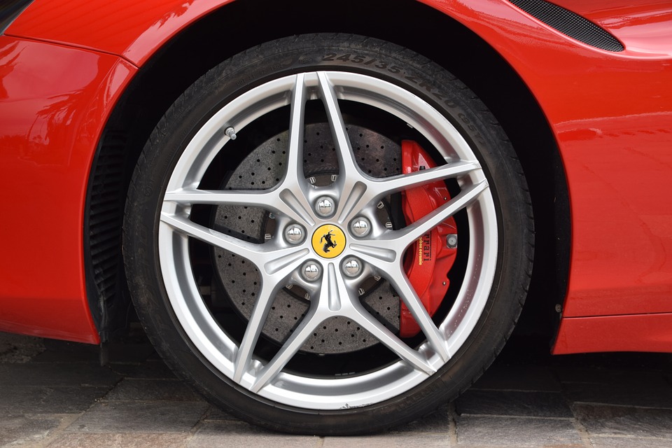 Автомобиль Ferrari 