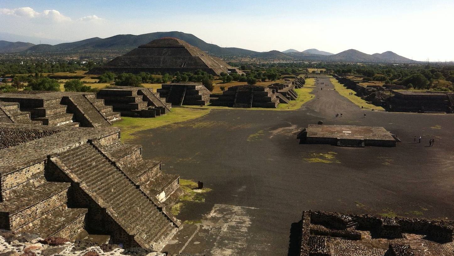 Раскопки пирамид в Мексике