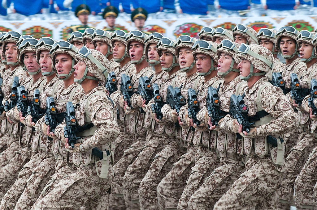 Солдаты туркменской армии на параде