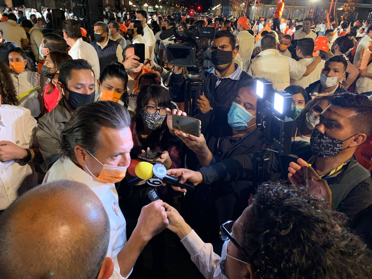 Пабло Лемус отвечает на вопросы прессы после завершения митинга на главной площади Гвадалахары