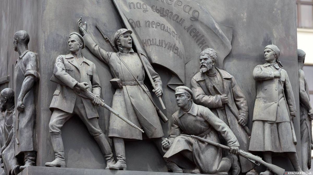 Горельефная композиция Великой Октябрьской революции на постаменте памятника Ленину, Минск