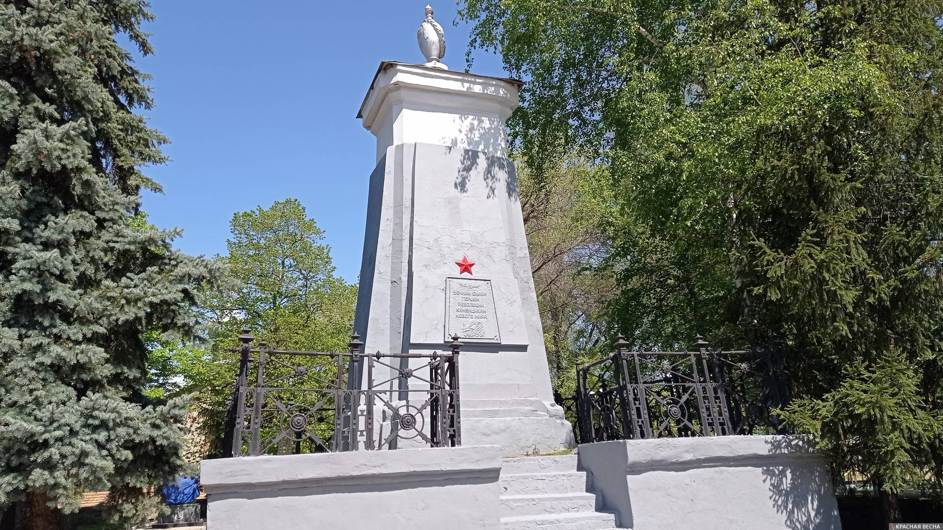 Памятник героям революции 