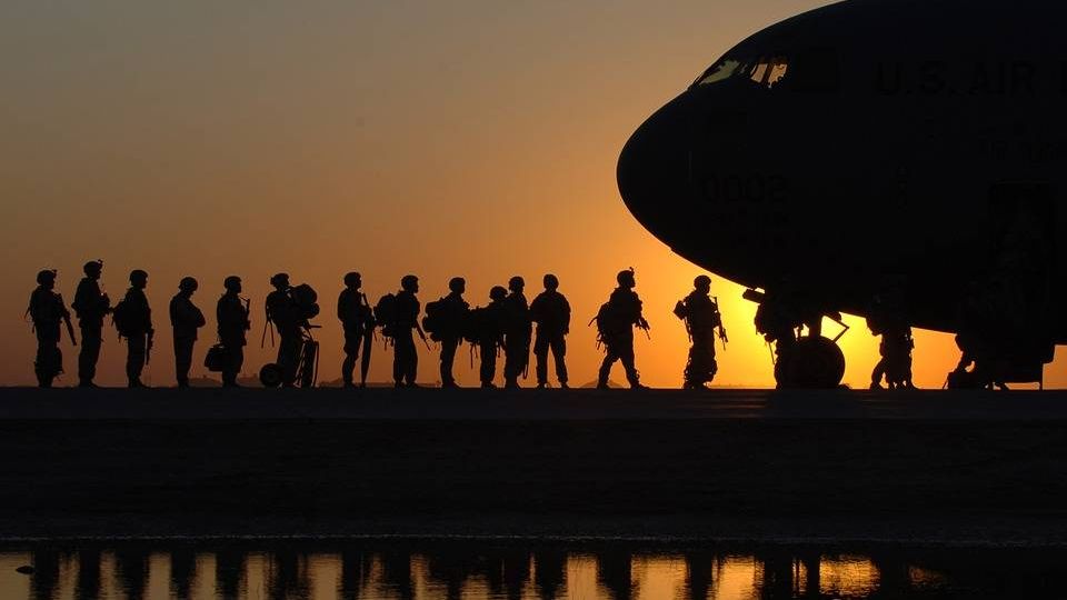Американские солдаты грузятся в самолет
