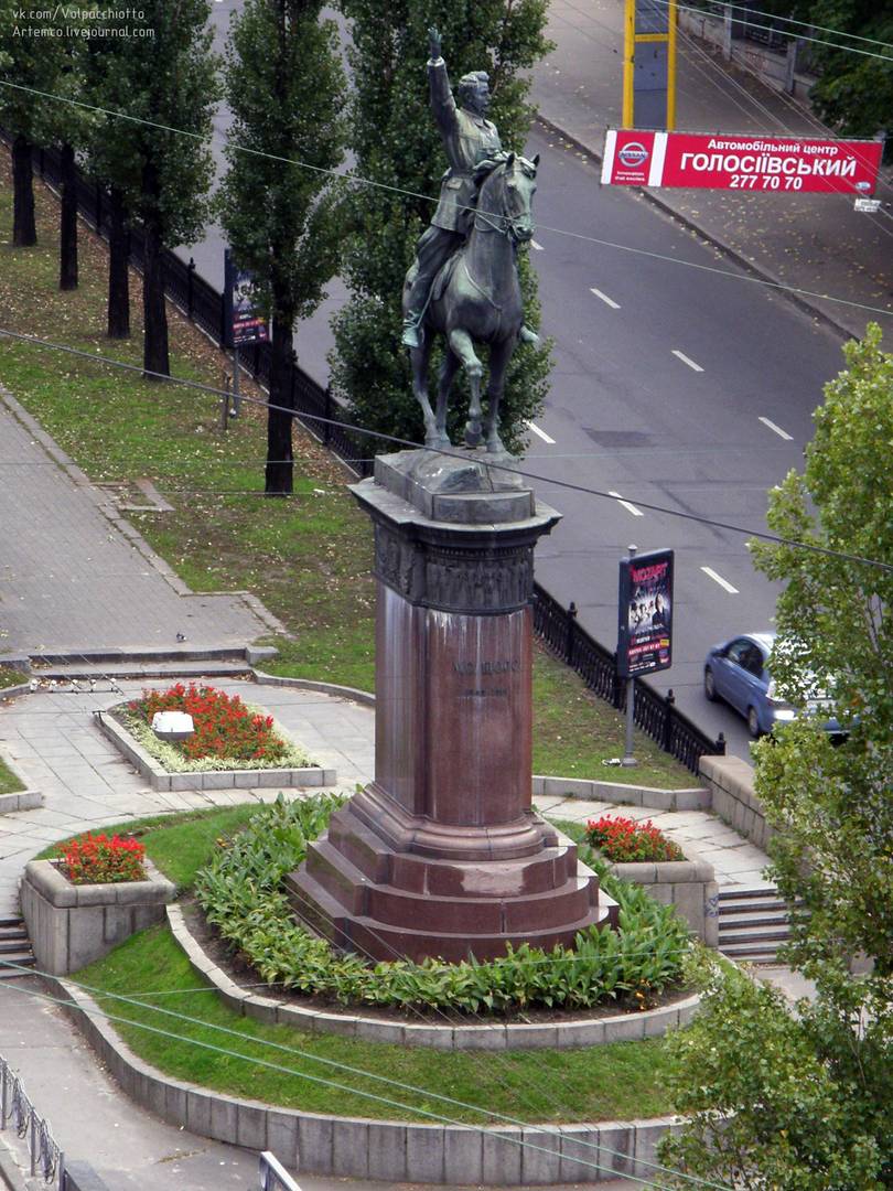 Памятник Н. Щорсу. Киев