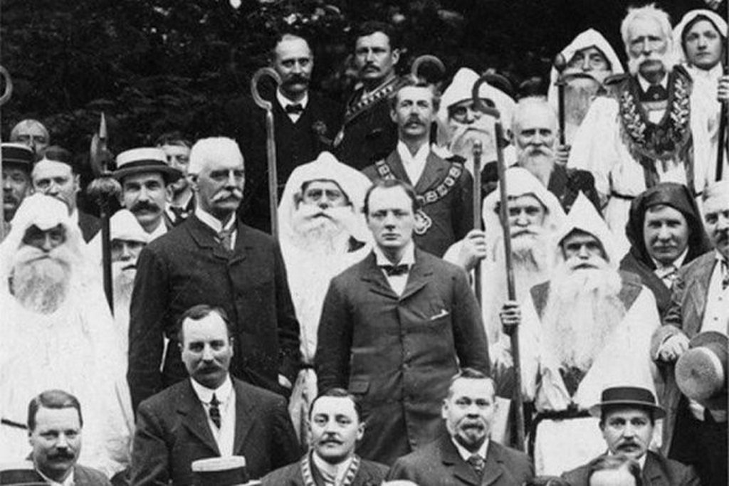 Уинстон Черчиль (в центре) и друиды. 1908