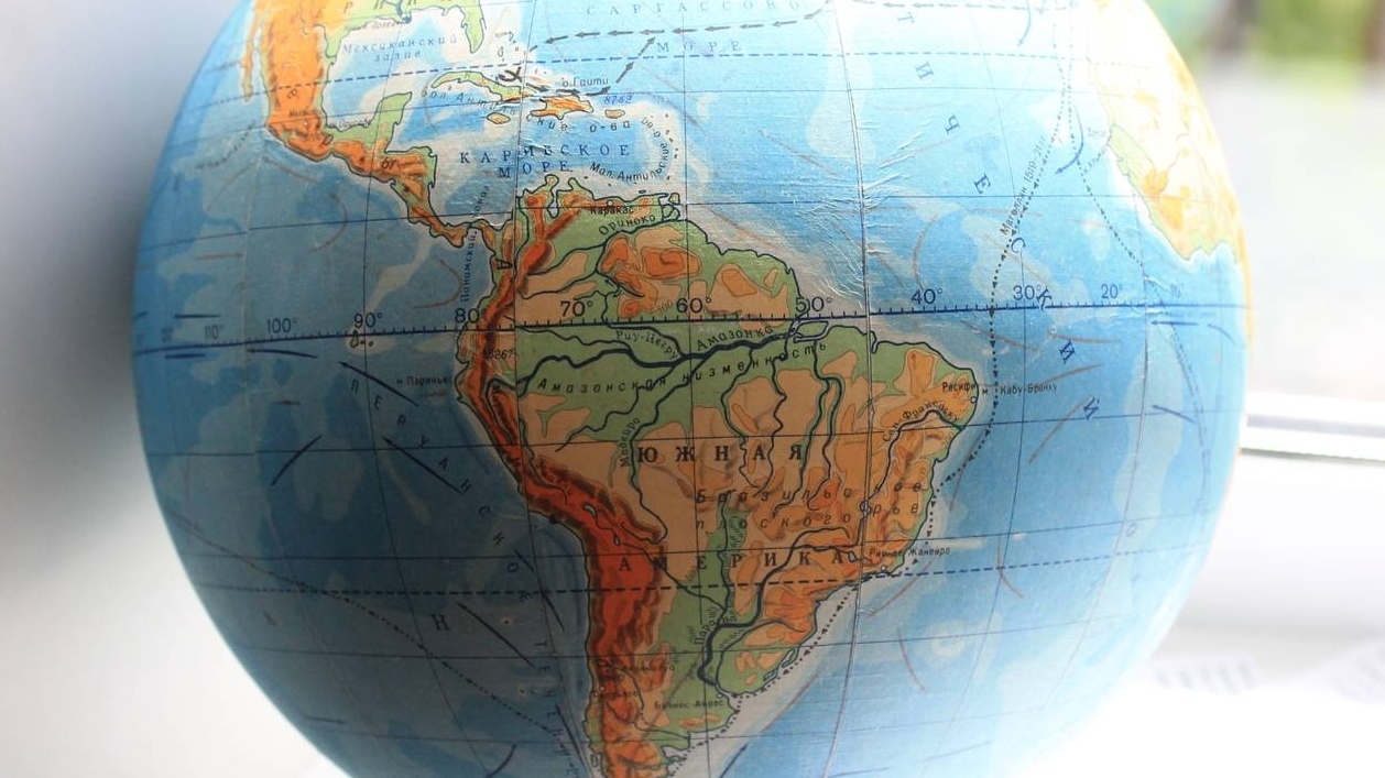 Южная Америка. Глобус на окне