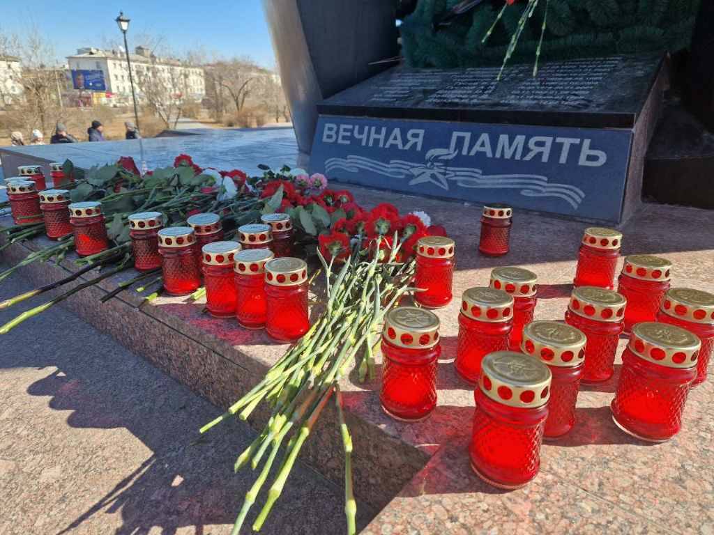 В Бурятии жители несут цветы к мемориалу в память о жертвах в «Крокус Сити»