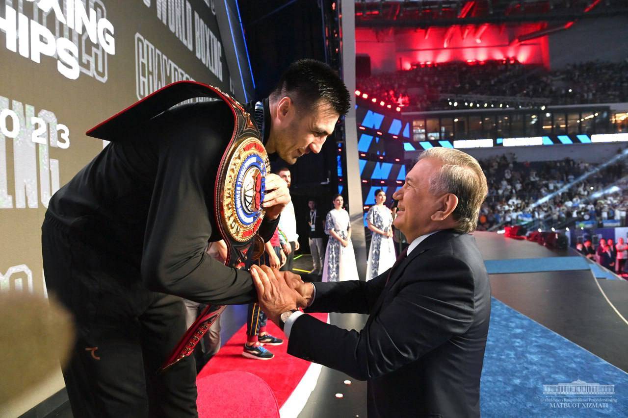 Президент Узбекистана Шавкат Мирзиёев наградил боксеров