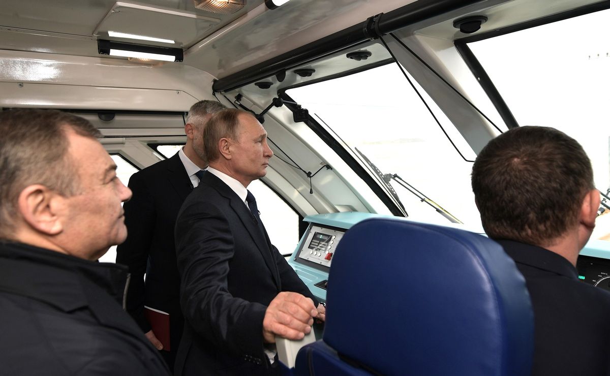 Владимир Путин в кабине машиниста