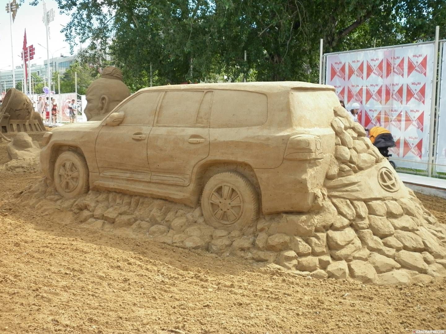 Скульптура из песка, автомобиль. Пермь