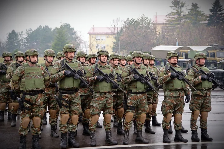 Торжественные проводы солдат боевой группы НАТО