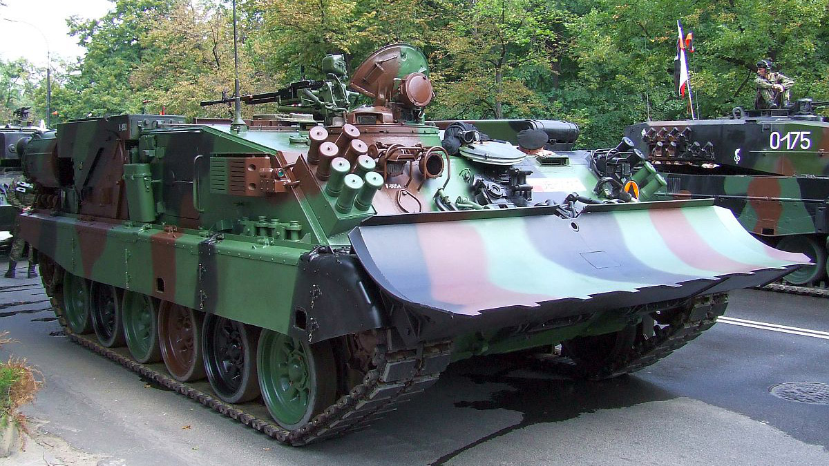 Техническая ремонтно-эвакуационная машина польского производства WZT-3 на параде в Варшаве