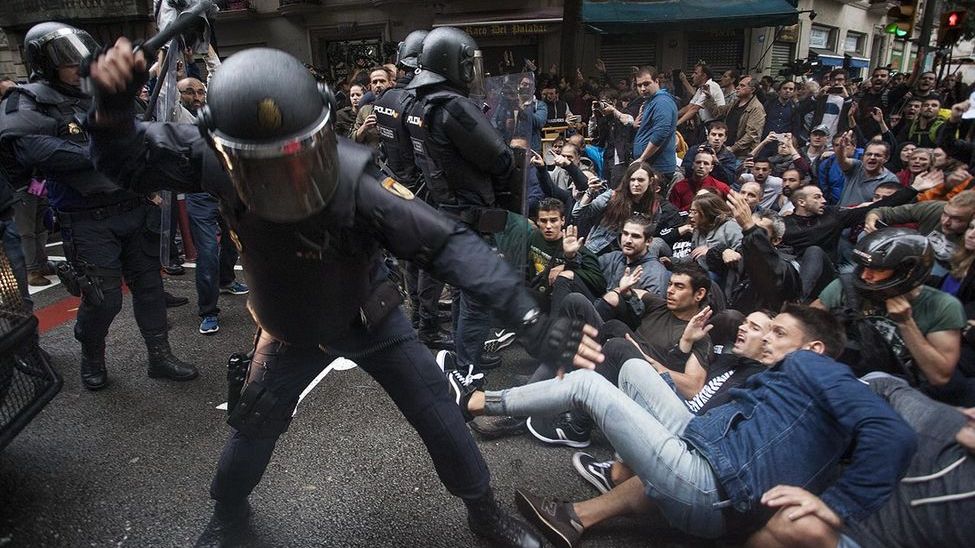 Полицейские бьют дубинками протестующих