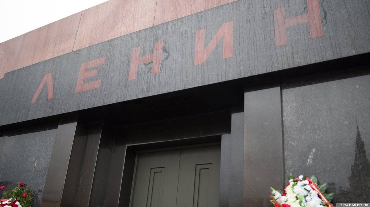 Возложение цветов к мавзолею Ленина