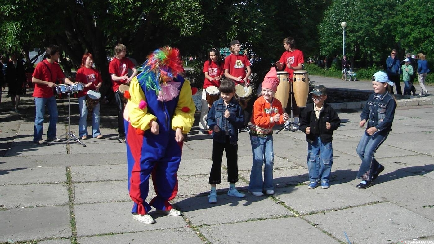 Клоун и дети
