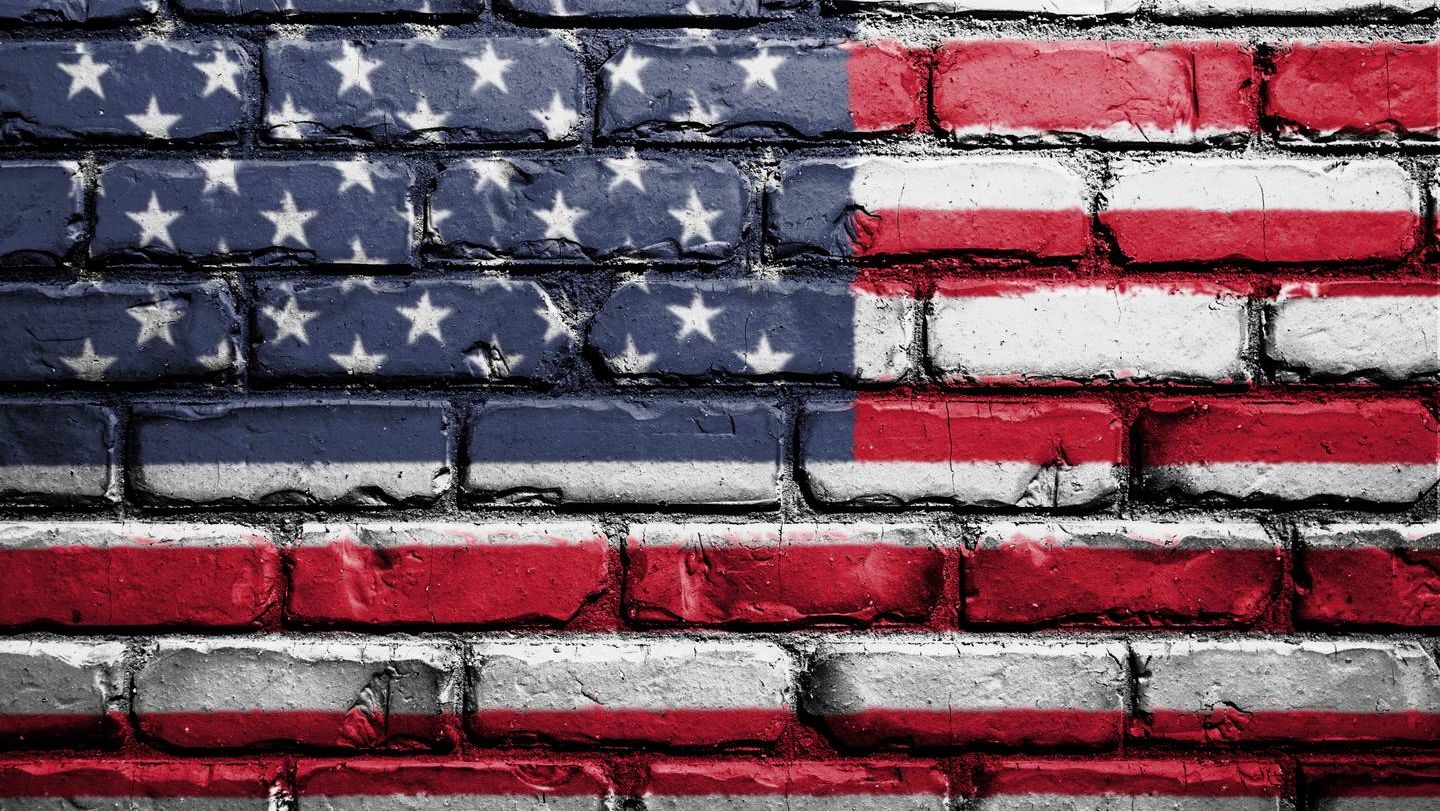 Флаг США на фоне стены