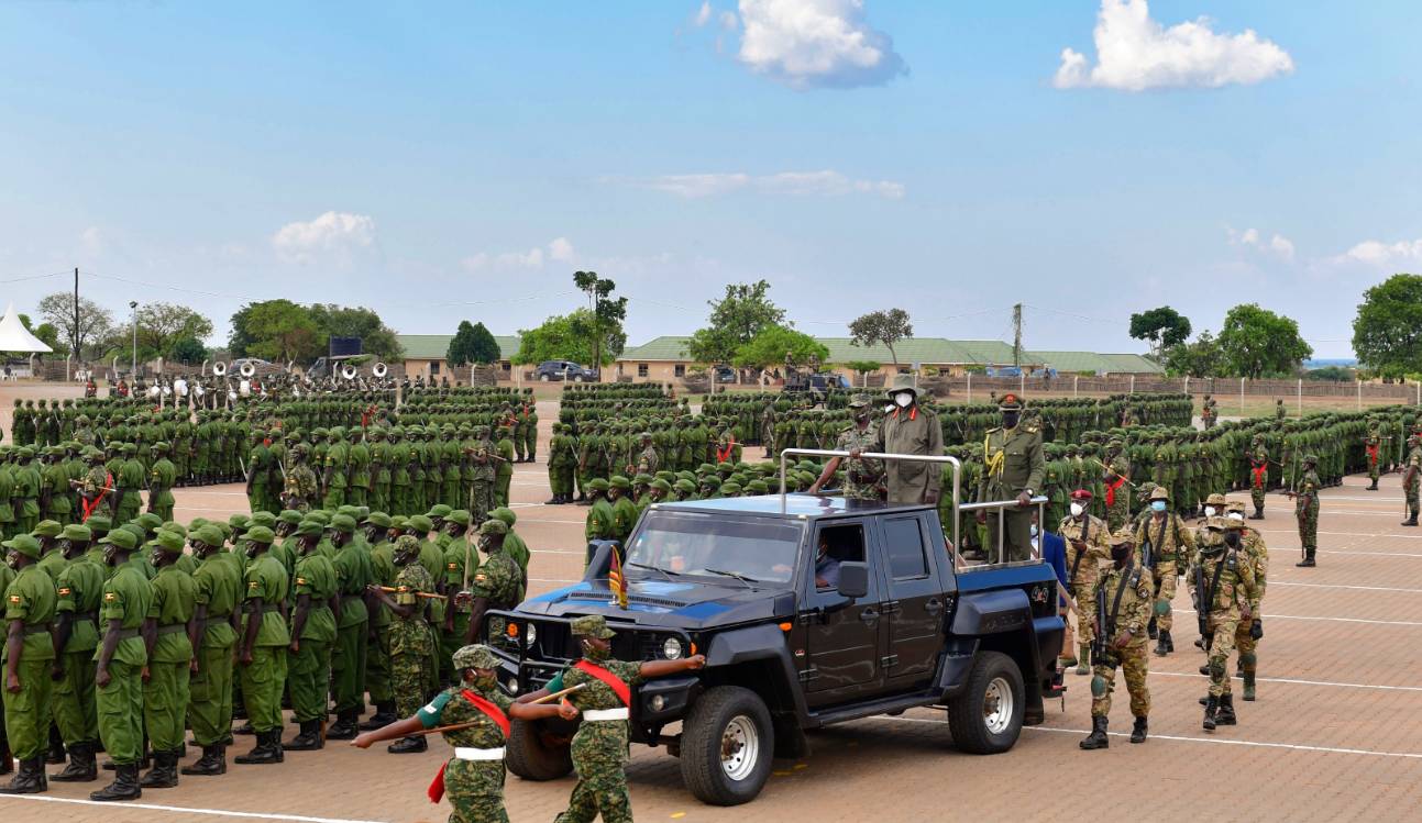 Глава Уганды Йовери Мусевени на церемонии выпуска военнослужащих