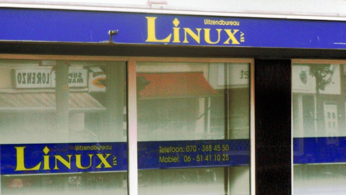 Витрина с надписью Linux