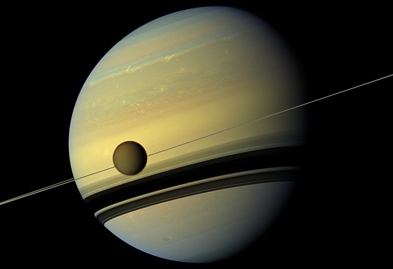 Сатурн и его спутник Титан