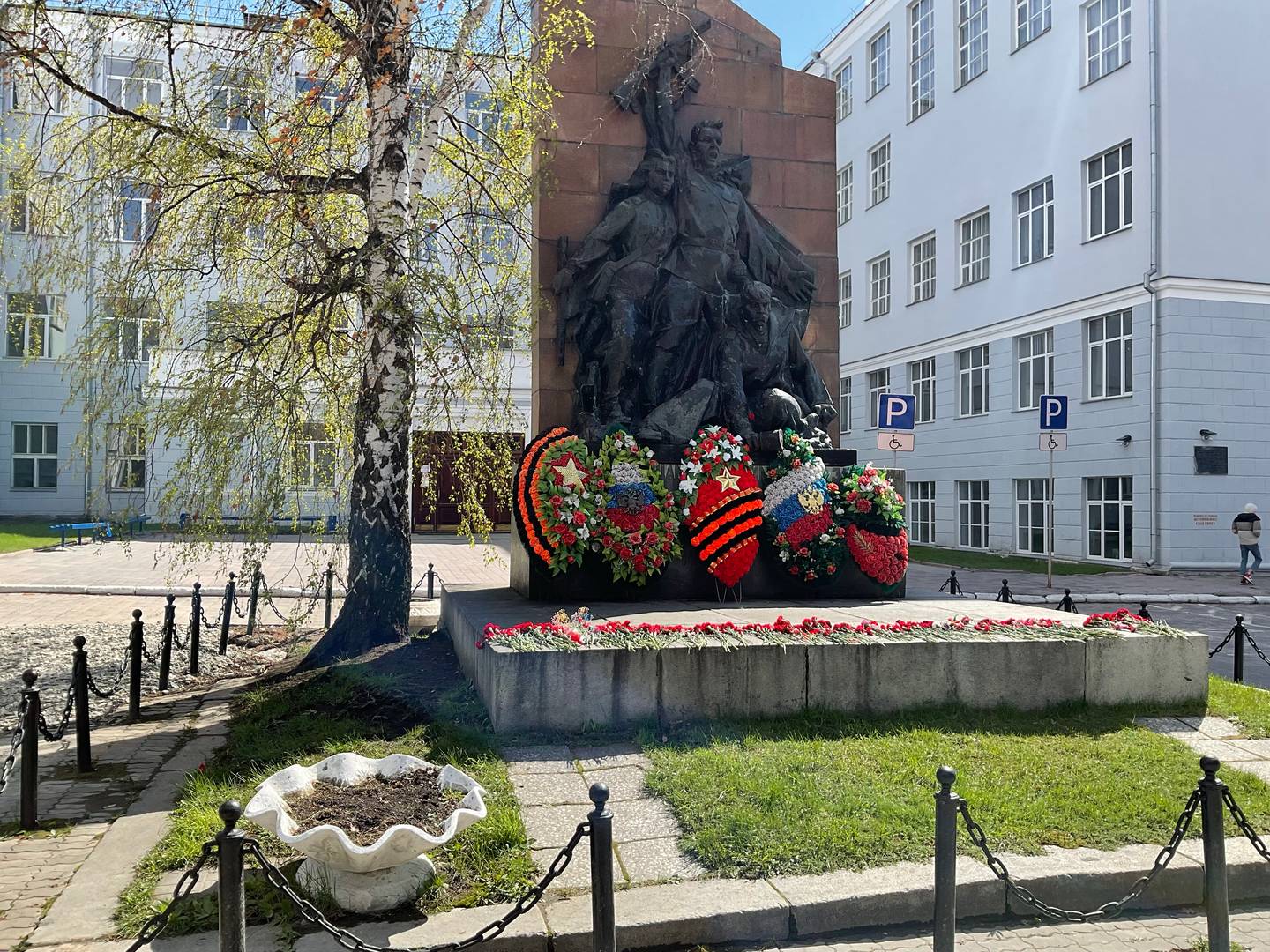 Памятник студентам, преподавателям и сотрудникам УПИ, погибшим на фронтах Великой Отечественной войны