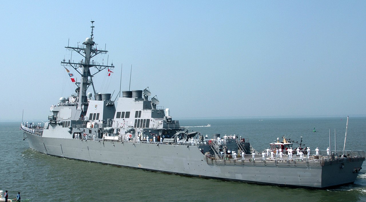 Эсминец с управляемыми ракетами USS Ross (DDG 71). ВМФ США