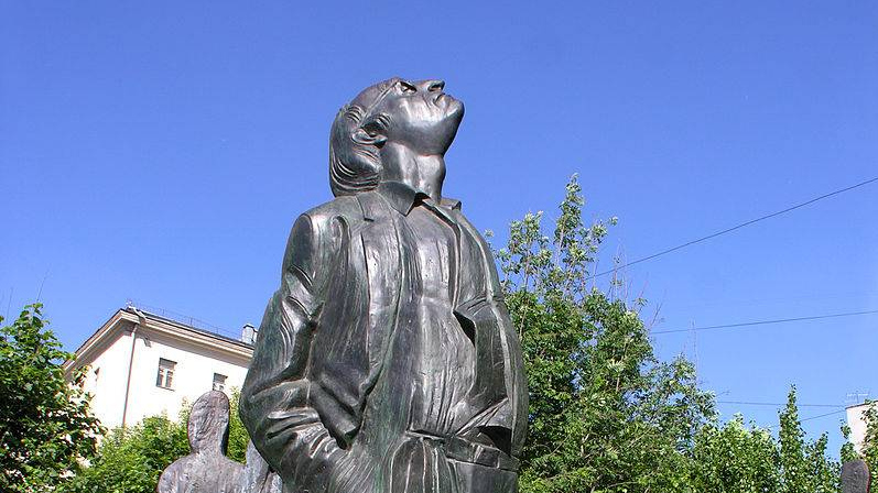 Памятник Иосифу Бродскому в Москве (франгмент)