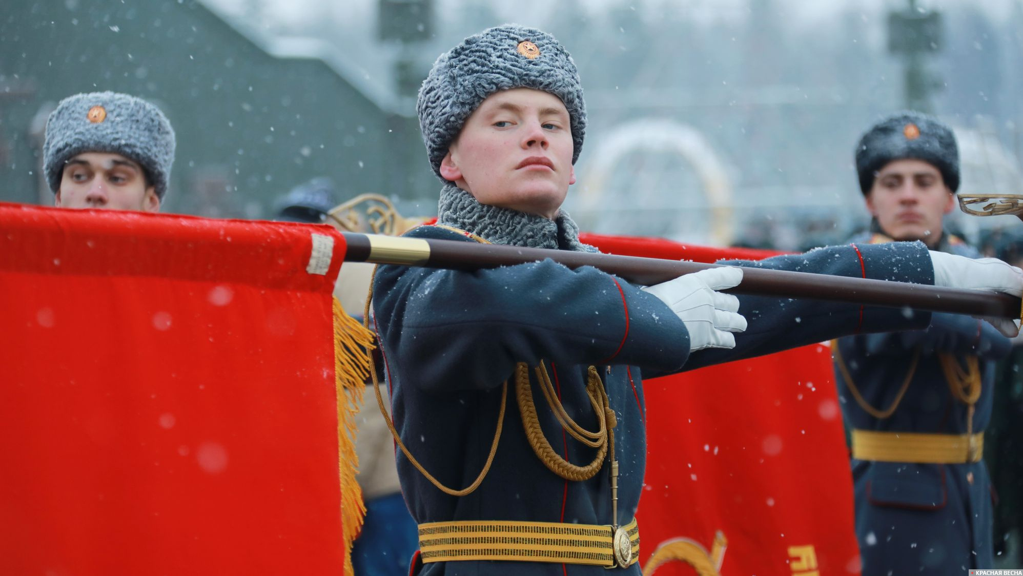 Кто поднял знамя на новгородским кремлем