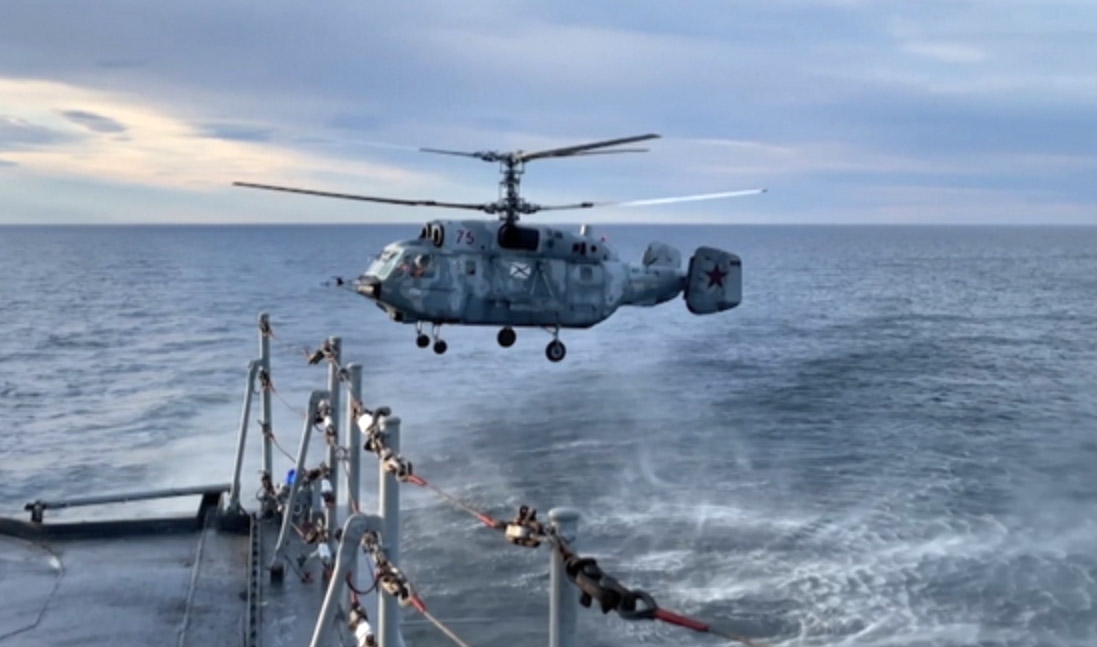 Большой десантный корабль Северного флота «Иван Грен» отработал прием на палубу штурмовых вертолетов в море