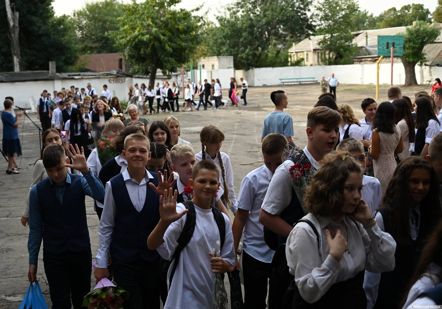 Дети заходят в школу после линейки в Красном Луче