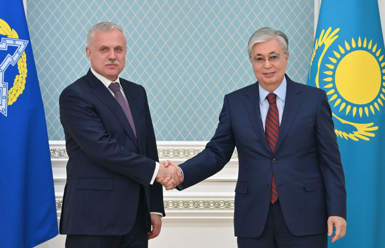 Генеральный секретарь ОДКБ Станислав Зась и президент Казахстана Касым-Жомарт Токаев