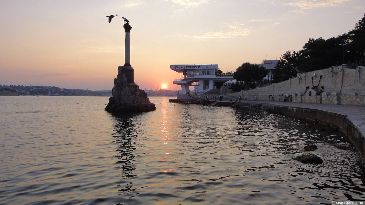 Рассвет над Севастополем. Памятник затопленным кораблям