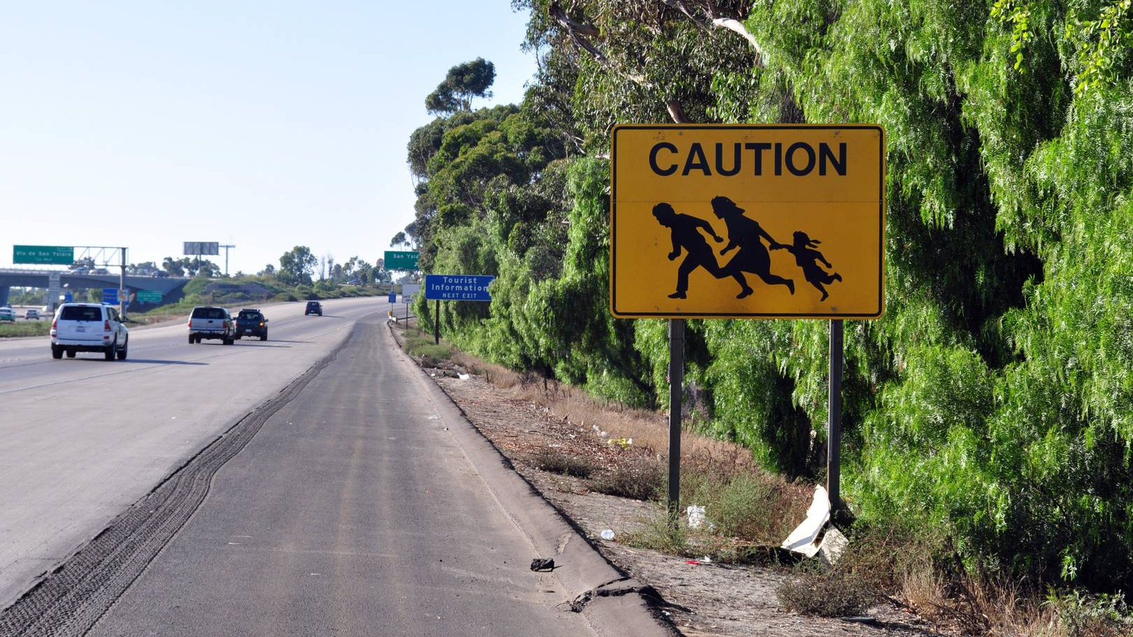 Знак предупреждающий о мигрантах, перебегающих дорогу