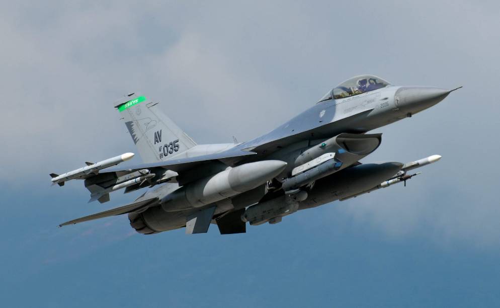 Многоцелевой истребитель 4 поколения F-16 