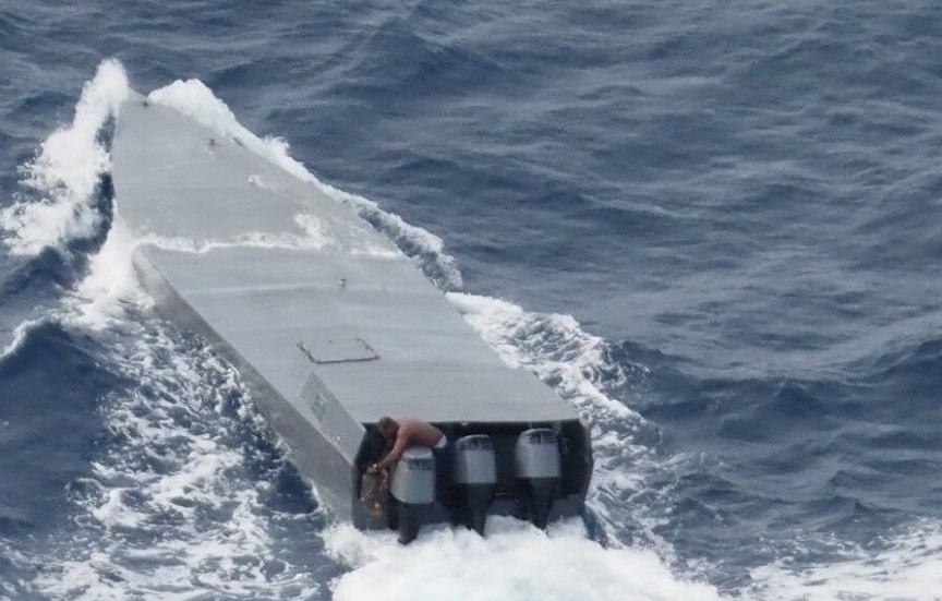 Задержанная трехмачтовым парусником низкопрофильная трехмоторная лодка наркокартеля