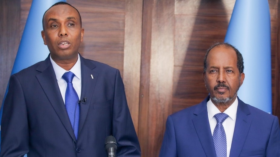 Президент Сомали Хасан Шейх Мохамуд (справа) и новый премьер-министр Сомали Хамза Абди Барре